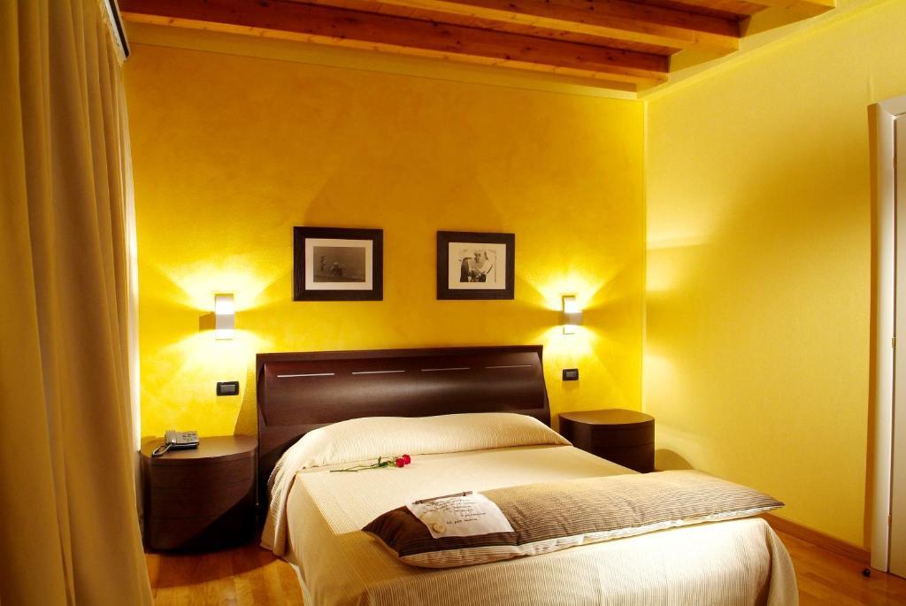 Hotel Fontana Santa Grumello del Monte Room photo
