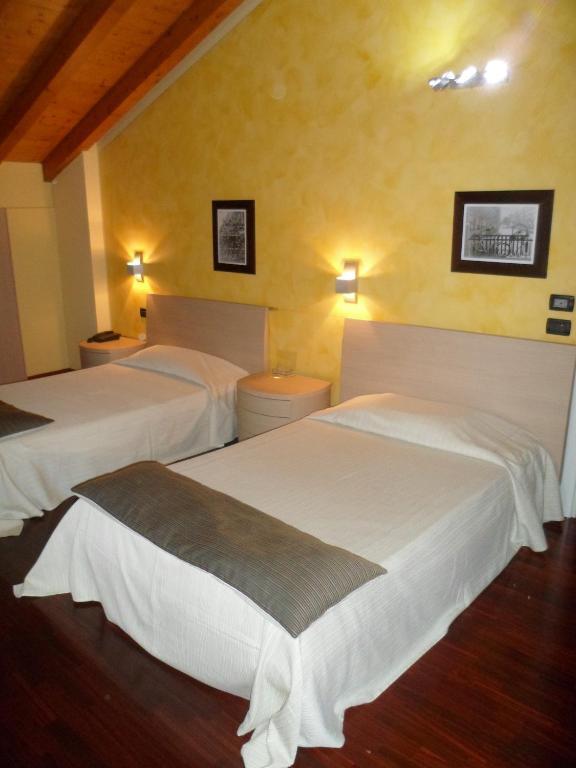 Hotel Fontana Santa Grumello del Monte Room photo